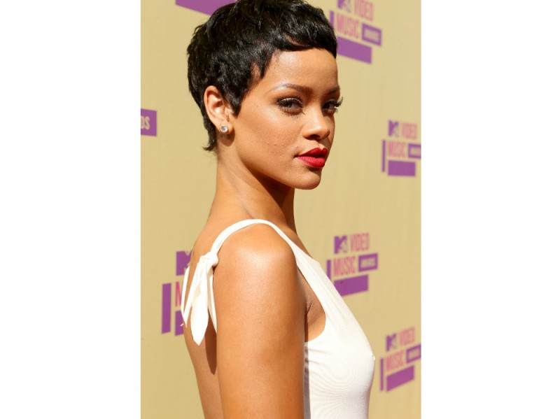rihanna-capelli-evoluzione-hairstyle-2012-2