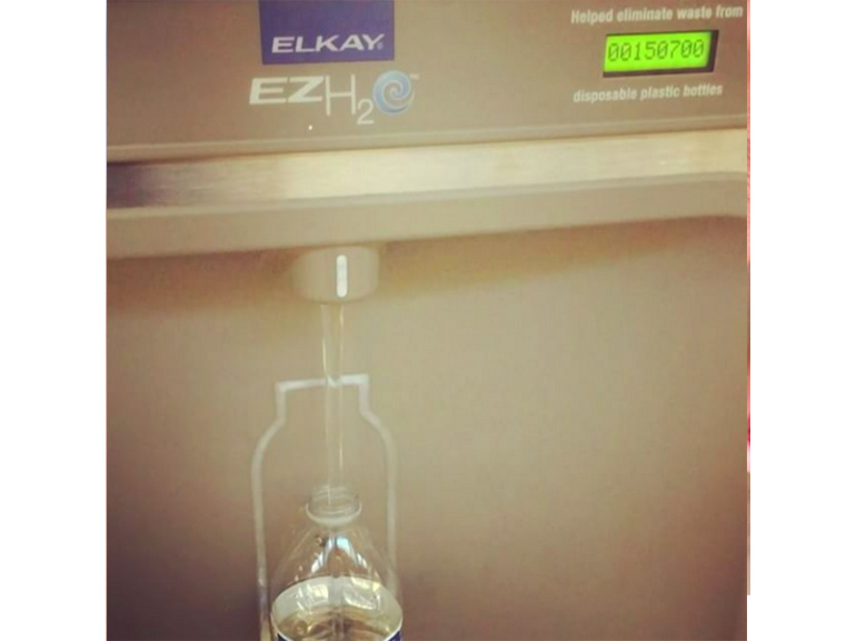 acqua bottiglietta aeroporto