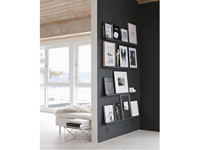 angolo libreria con muro nero