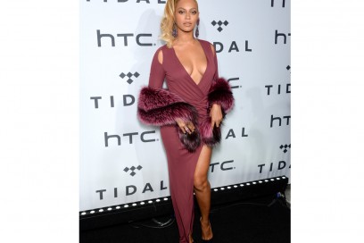 beyonce-abito-burgundy-spacco