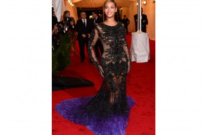 beyonce-longdress-piume-viola