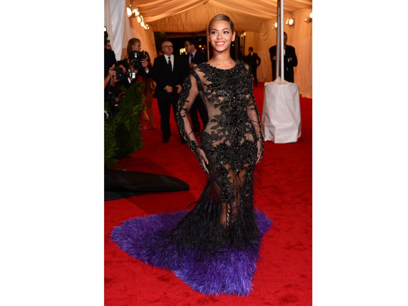 beyonce-longdress-piume-viola