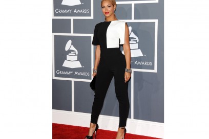 beyonce-pantaloni-neri-blusa-bicolor