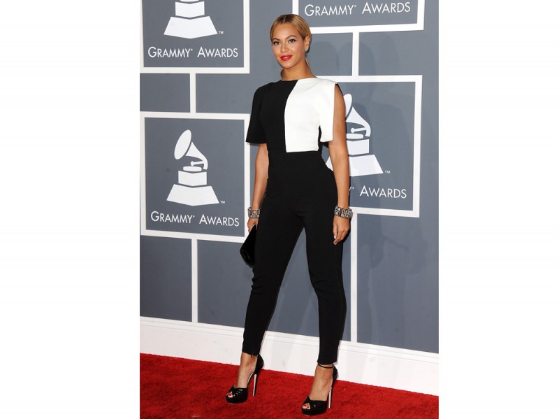 beyonce-pantaloni-neri-blusa-bicolor