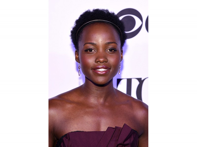 capelli-cerchietto-Lupita Nyong’o