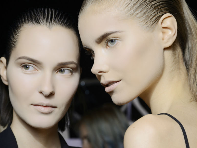 cover-obiettivo-pelle-perfetta-con-fondotinta-mobile