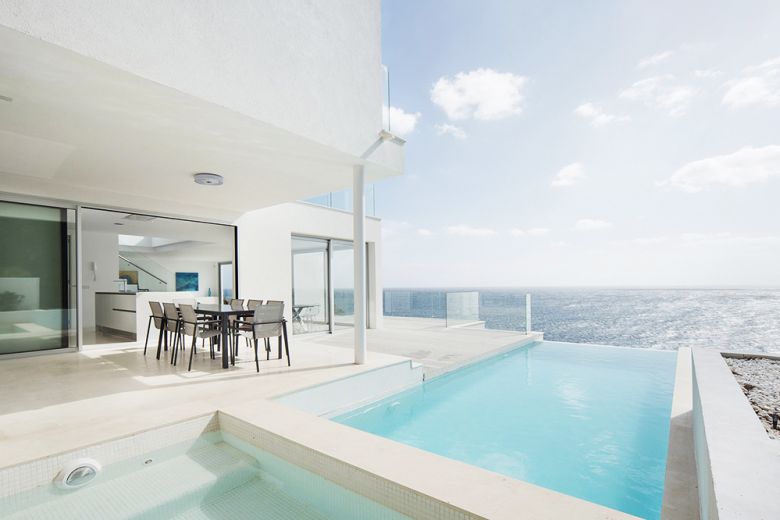 Maiorca: una villa total white a strapiombo sul mare