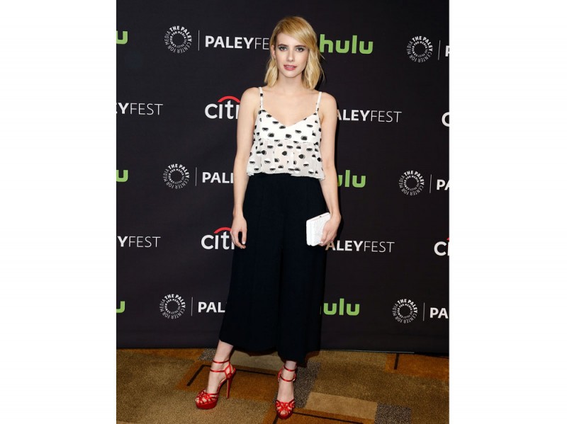 emma roberts crop top e culotte pants