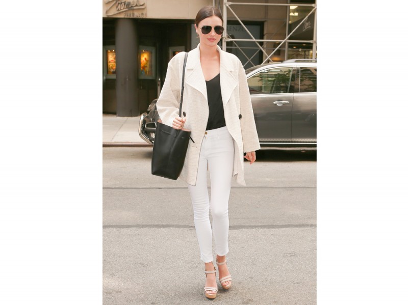 miranda-kerr-pantaloni-bianchi