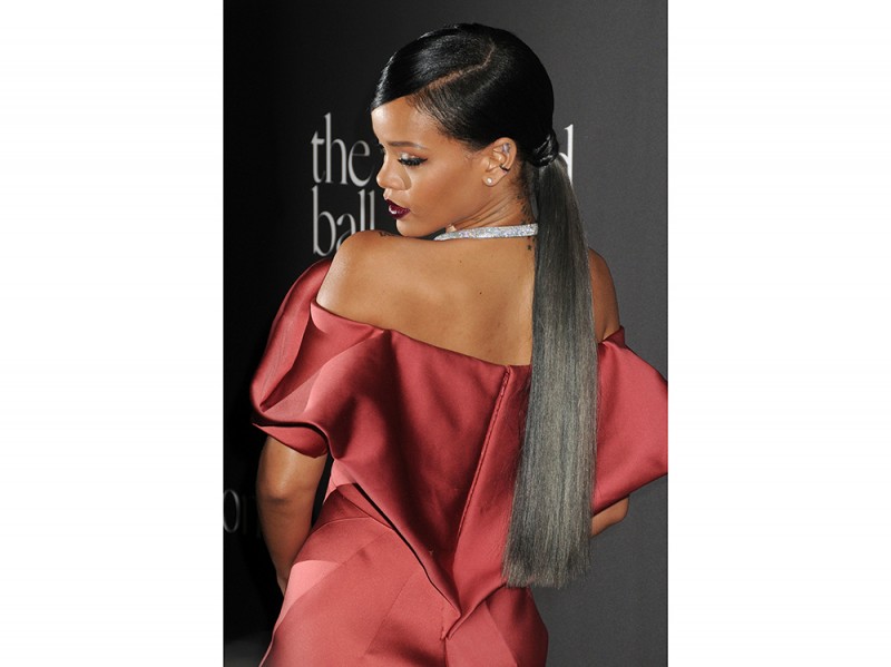 rihanna-capelli-grigi.look