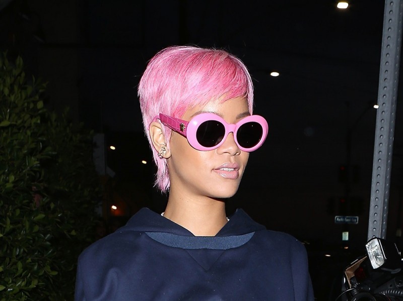 rihanna-capelli-rosa-parrucca