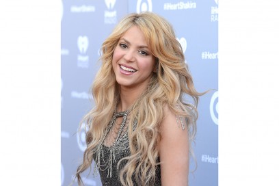 shakira-capelli-biondi-onde