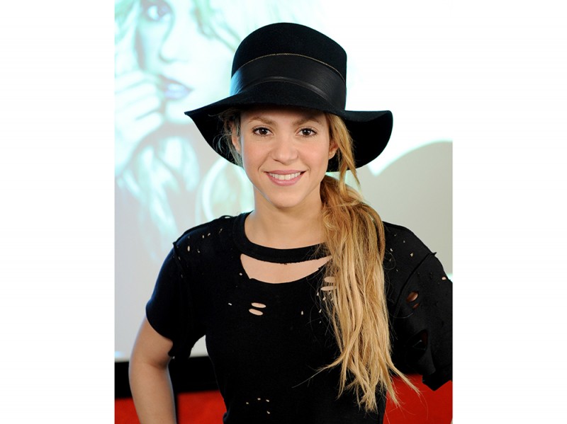 shakira-capelli-coda-laterale-e-cappello