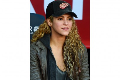 shakira-capelli-ricci-naturali