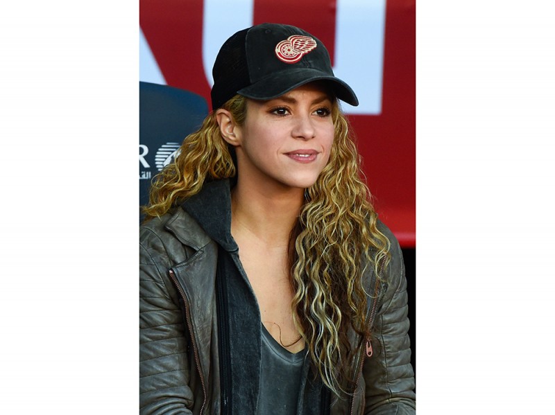 shakira-capelli-ricci-naturali