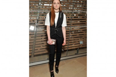 sophie turner completo nero e tshirt