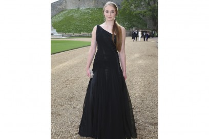 sophie turner in lungo nero olycom