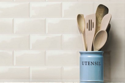 6.Piastrella-da-cucina-a-muro-in-ceramica-bianco-lucidata-effetto-vintage