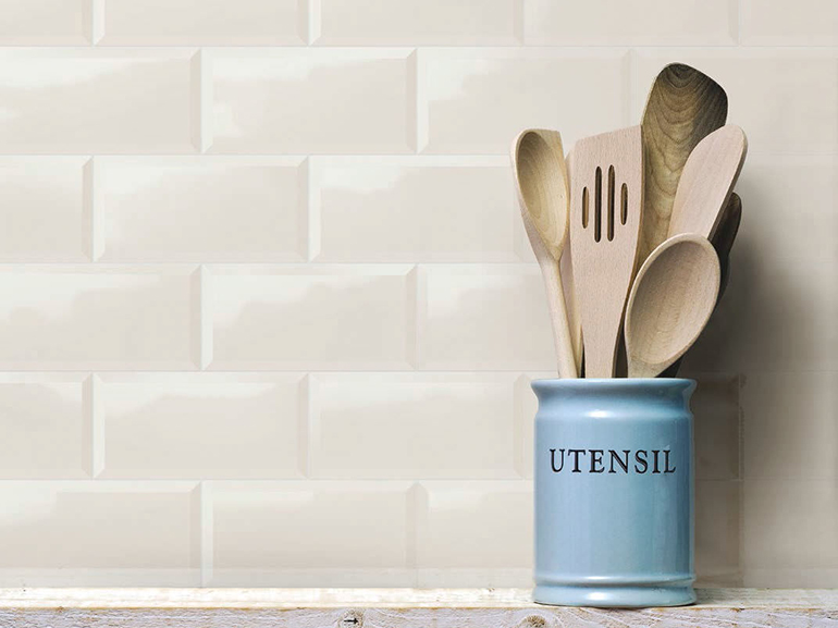 6.Piastrella-da-cucina-a-muro-in-ceramica-bianco-lucidata-effetto-vintage