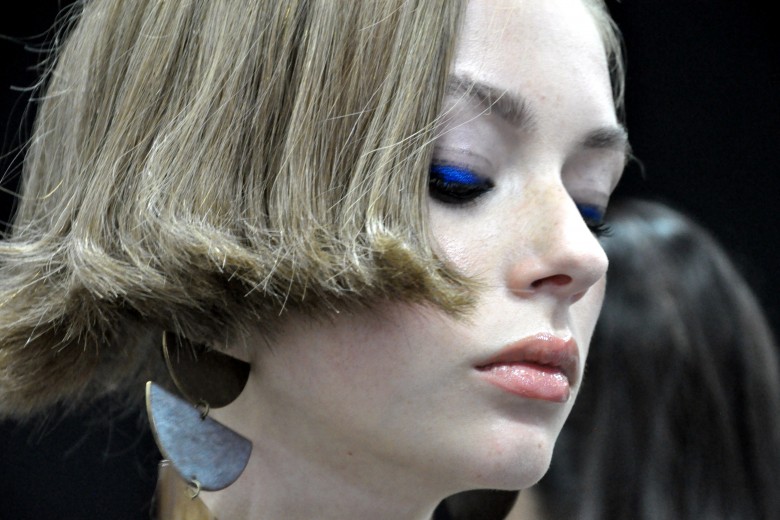 Giorgio Armani Primavera/Estate 2017: il backstage beauty in blu cobalto