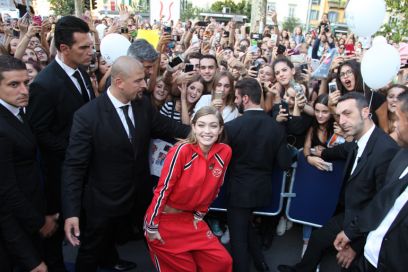 Gigi-Hadid-with-the-fans