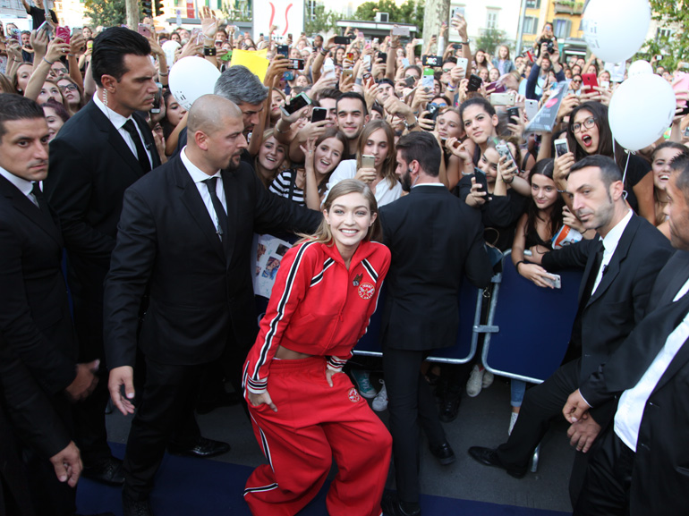 Gigi-Hadid-with-the-fans