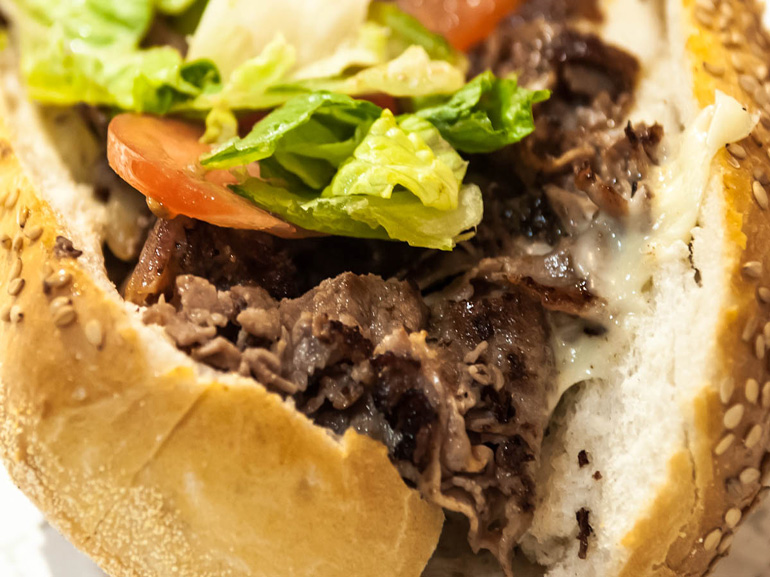 Philadelphia-in-tavola-cheese-steaks