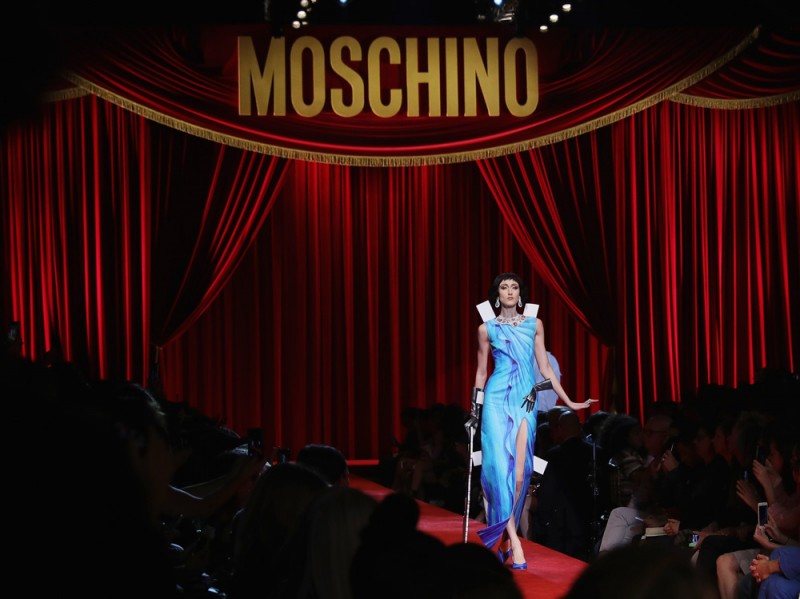 anna-cleveland-moschino-ss17