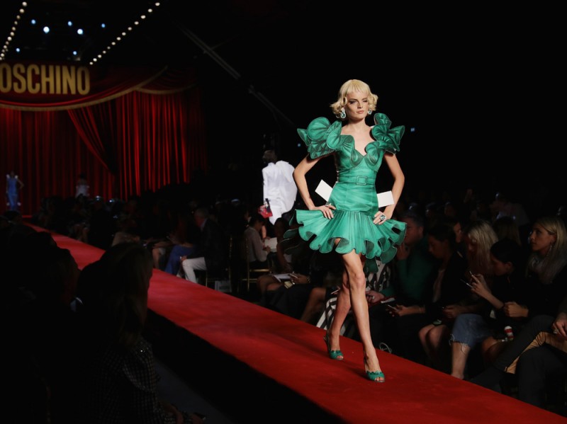 anne-gaby-odiele-moschino-ss17