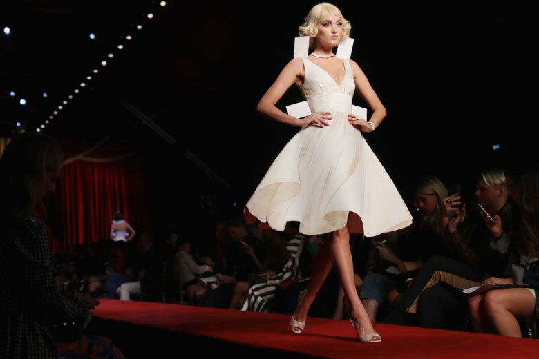 Moschino: la sfilata “di carta” per la Primavera-Estate 2017