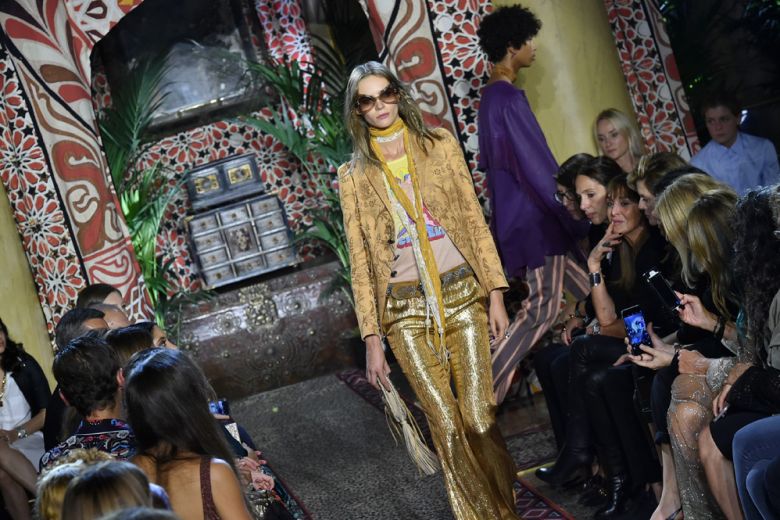 La sfilata di Roberto Cavalli per la Primavera-Estate 2017 in 10 dettagli