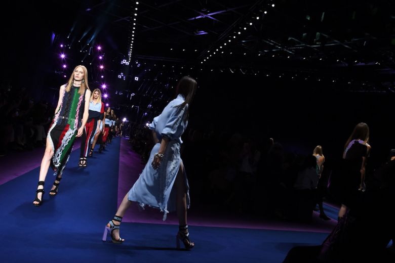 Versace: la sfilata per la Primavera-Estate 2017