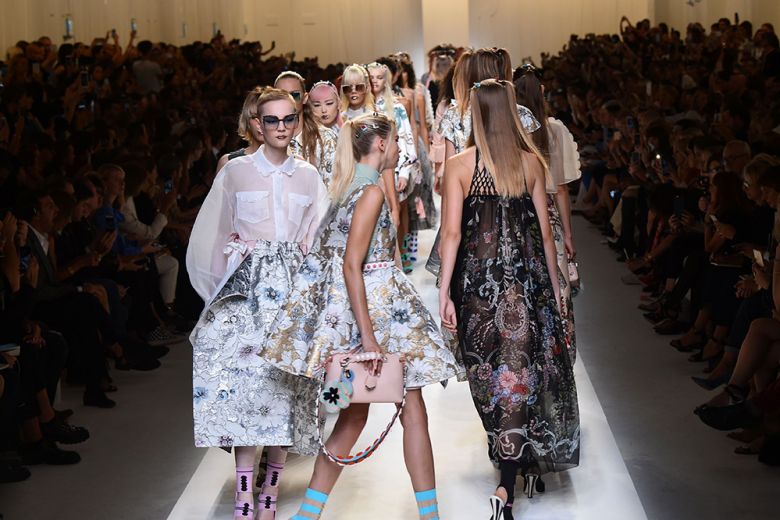 La sfilata di Fendi per la Primavera-Estate 2017 in 10 dettagli