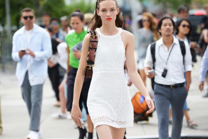 new-york-street-16-modella-abito-bianco