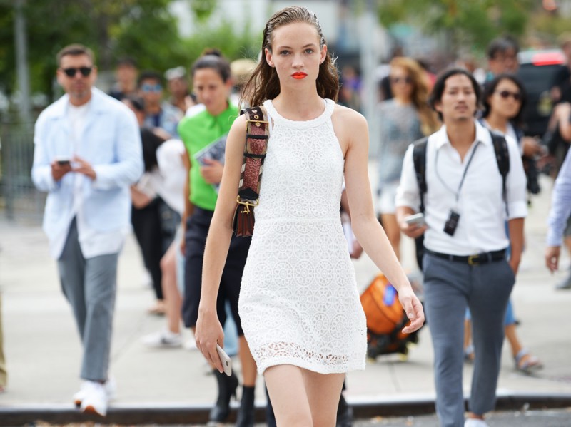 new-york-street-16-modella-abito-bianco