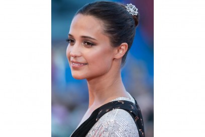 red carpet venezia alicia vikander