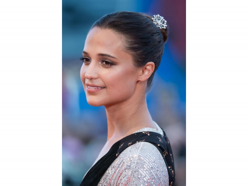 red carpet venezia alicia vikander