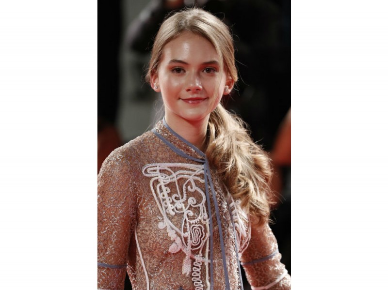 red carpet venezia emilia jones