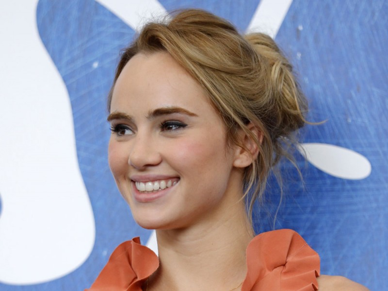 red-carpet-venezia-suki-waterhouse-2