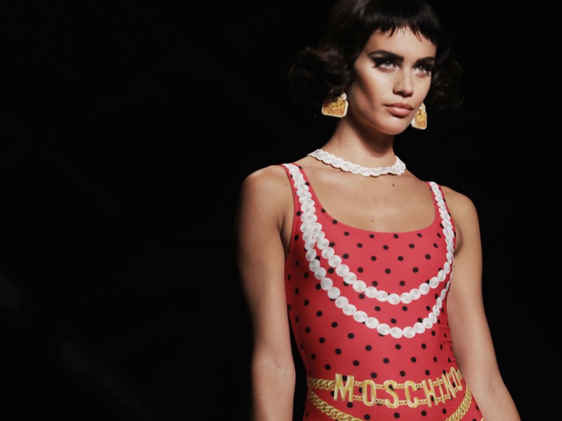sara-sampaio-moschino-ss17