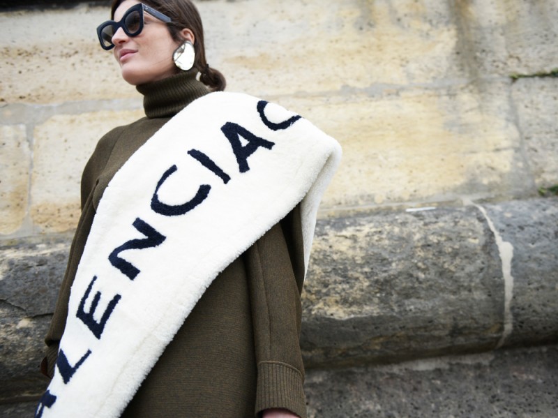 street-paris-day-3-2016-balenciaga-sciarpa