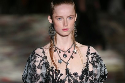 PFW-beauty-trend-ss-17-alexander-mcqueen