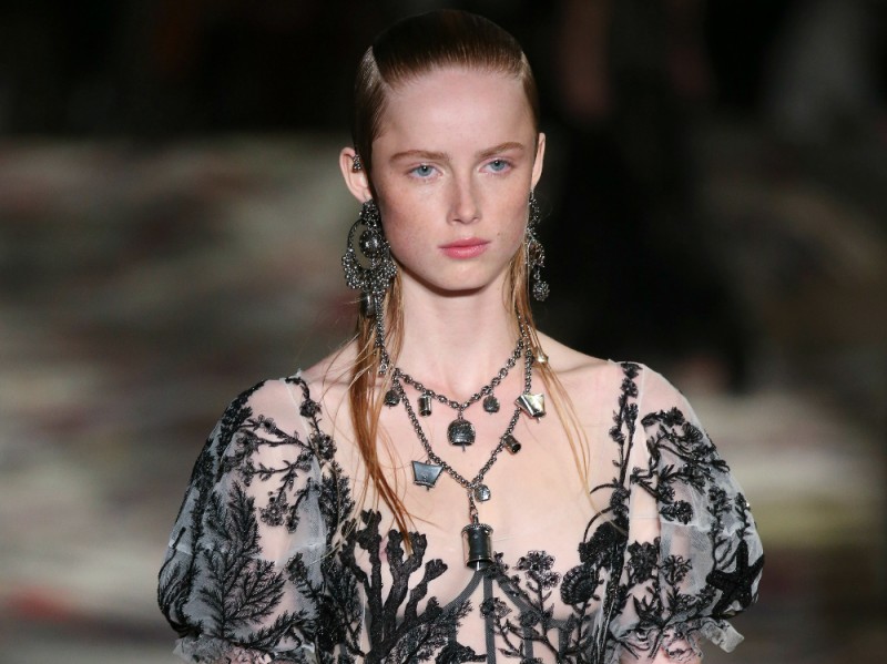 PFW-beauty-trend-ss-17-alexander-mcqueen