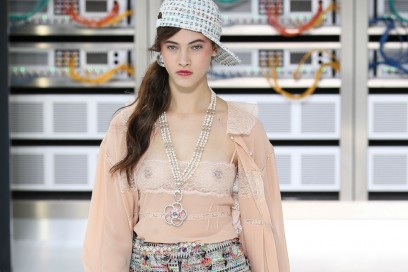 PFW-beauty-trend-ss-17-chanel