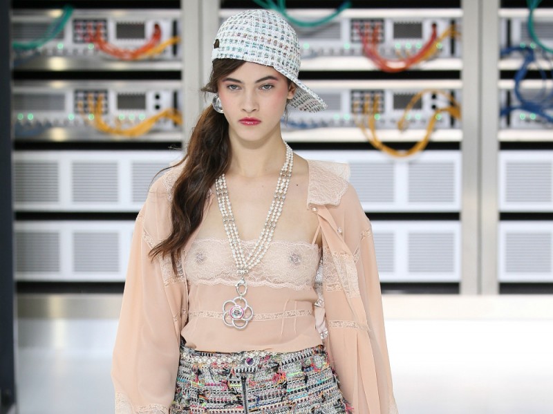 PFW-beauty-trend-ss-17-chanel