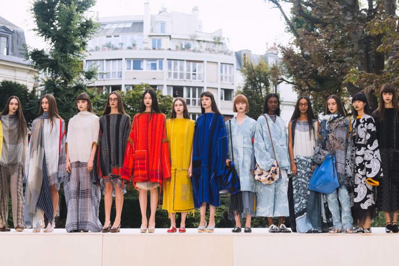 Acne Studios Primavera-Estate 2017: la sfilata in 10 dettagli
