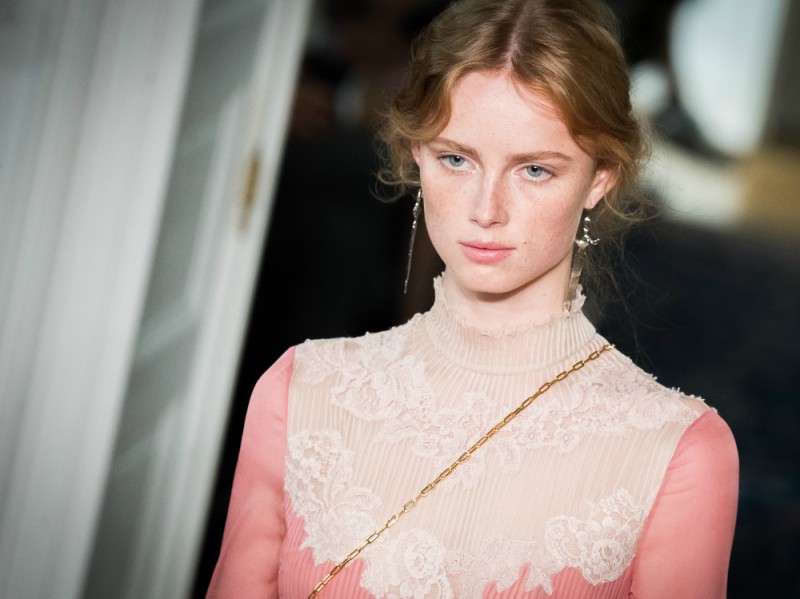 getty-valentino-pfw-ss2017-beauty-look