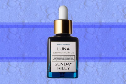 trucco blu elettrico olio viso sunday riley luna