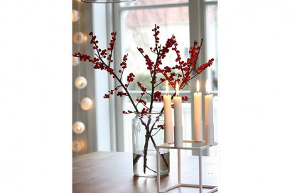 11-Natale-minimal-chic-come-decorare-la-casa-bacche-rosse-in-vaso-candele