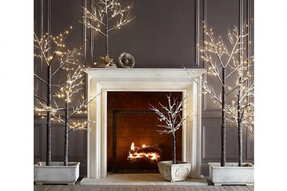 14-Natale-minimal-chic-come-decorare-la-casa-albero-spoglio-solo-luci-calde-camino